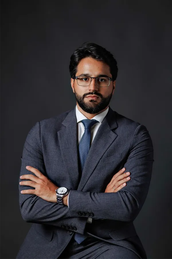 Retrato profissional masculino com terno azul