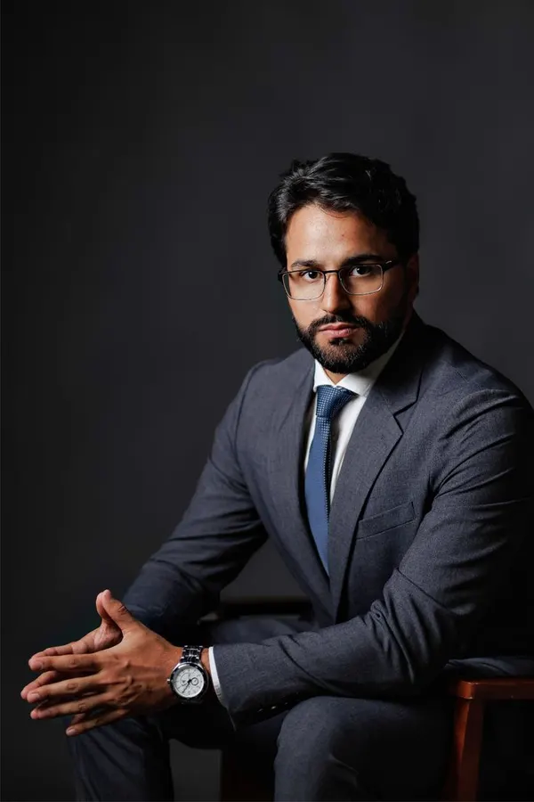 Retrato profissional masculino sentado