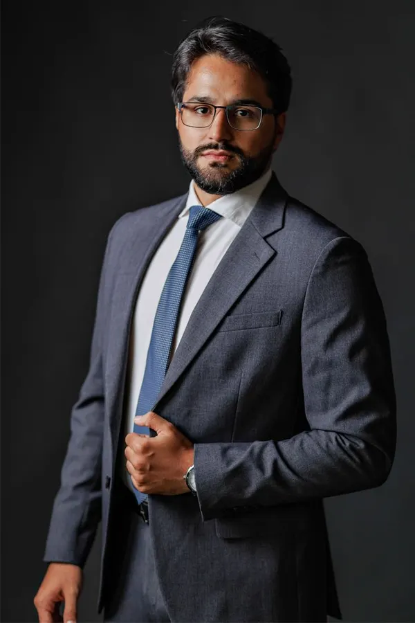 Retrato profissional masculino em fundo urbano